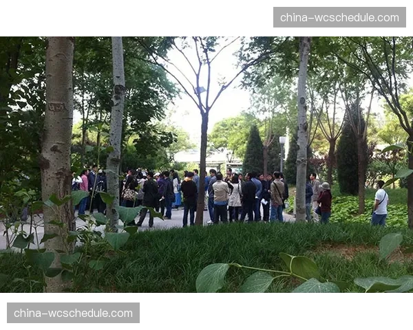 动态票价系统与直播观看权益探索捆绑销售模式。