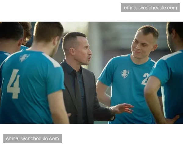 特写：教练组手持平板，在暂停期间向球员快速讲解刚刚失败的边线球战术